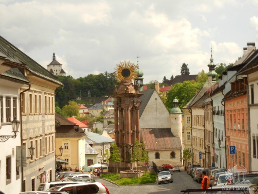 Фото достопримечательностей Словакии: Вид на площади Святой Троицы на Чумную колонну и Новый замок