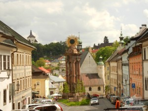 Вид на площади Святой Троицы на Чумную колонну и Новый замок (Словакия)