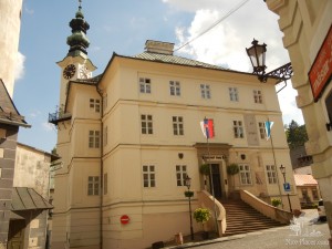 Городская ратуша Банской Штявницы с часами, в которых перепутаны стрелки (Словакия)