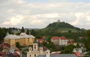 Вид со смотровой площадки Старого замка на город, вдали хорошо видна Калвария (Словакия)