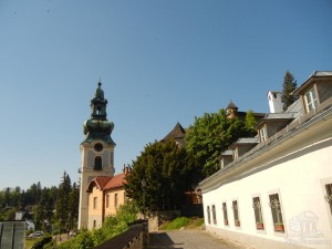 По пути к Старому замку, впереди видна башня с колокольней (Словакия)