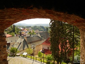 Вид на город из окошка оборонительной стены Старого замка (Словакия)