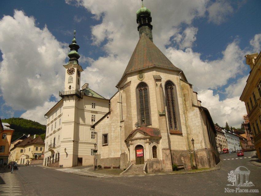 Фото достопримечательностей Словакии: Ратуша (слева) и Неоготический костел Св. Катарины