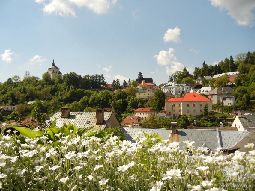 Фото достопримечательностей Словакии: Утопающая в зелени и цветах Банская Штявница