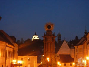 Ночная площадь Святой Троицы, вдали на холме Новый замок (Словакия)