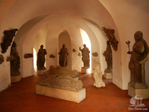Древние скульптуры в Старом замке (Словакия)