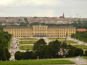Вид на дворец Шенбрунн с обзорной площадки Глориетта (Вена)