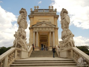 Колоннада Глориетта, вид на лестницу и статуи (Вена)