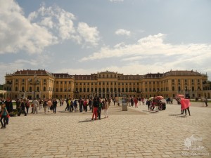 Главный фасад дворца Шенбрунн (Вена)