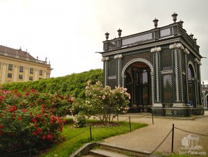 Павильон в парке, недалеко от тоннеля с розами (Вена)