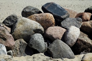 На побережье огромное количество суровых балтийских камней. Обточенных водой и не очень. Попадаются совершенно уникальные экземпляры булыжников. В которых столько природного железа, что они ржавеют от воды. (Европейская часть России)