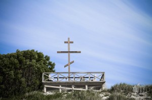 Православный христианский крест, установленный на возвышении берега Куршской косы. 
Повернут в сторону моря. (Европейская часть России)