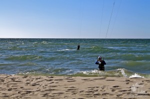 Кайтсерфер лавирует по волнам на доске, при этом ускоряясь при помощи специального парашюта, который запускается как воздушный змей. (Европейская часть России)