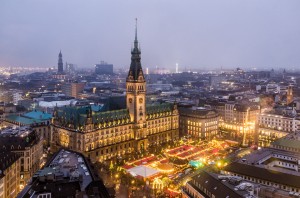 Рождественская ярмарка на Ратушной площади в Гамбурге (Германия)