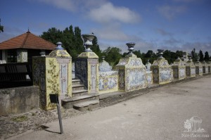 Ограда, отделанная мозаикой в дворцовом комплексе Келуш, Синтра (Португалия)