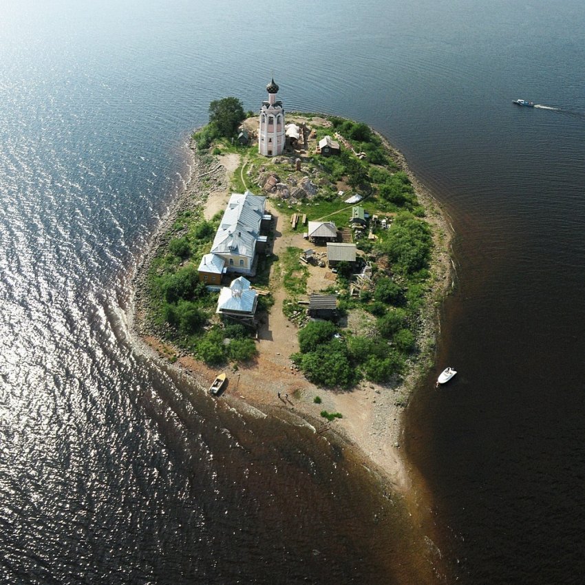 Фото достопримечательностей Европейской части России: Спас Каменный на Кубенском озере