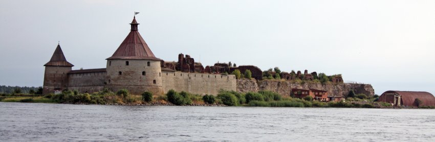 Фото достопримечательностей Санкт-Петербурга и области: Вид с Невы на стены крепости