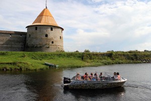 Многие туристы добираются на небольших моторных катерах (Санкт-Петербург и область)