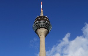 На вершине башни Rheinturm расположена смотровая площадка и рестораны (Германия)