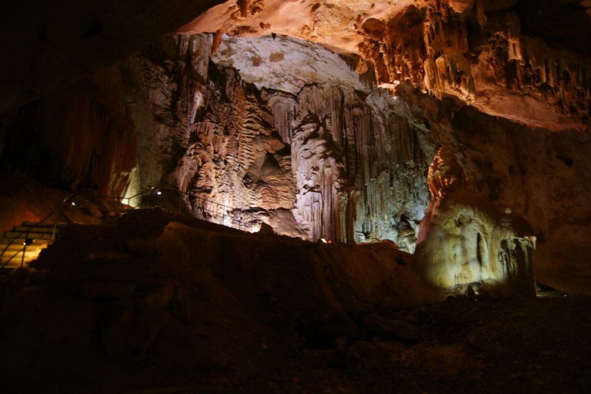 Фото достопримечательностей Крыма и ЮБК: Мамонтовая пещера внутри живописно освещена