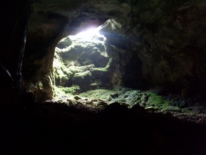 В этой части в пещеру проникает солнечный свет (Крым)