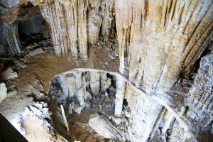 Уровни и образования в Мамонтовой пещере (Крым)