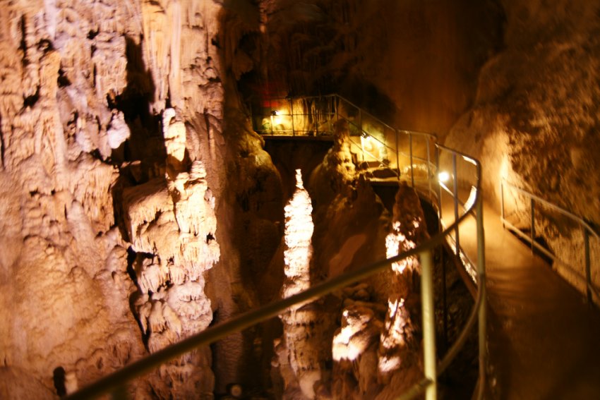 Фото достопримечательностей Крыма и ЮБК: Туристическая тропа в Мамонтовой пещере