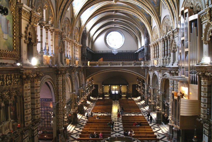 Фото достопримечательностей Испании: Внутри кафедрального собора в Монтсеррате