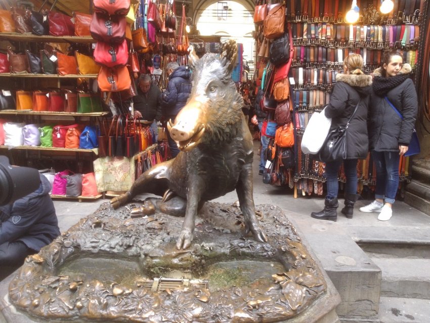 Фото достопримечательностей других стран Европы: Скульптура кабанчика на центральном рынке, Флоренция, Италия