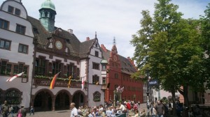Старая (красная) и Новая городская ратуша Фрайбурга (Германия)