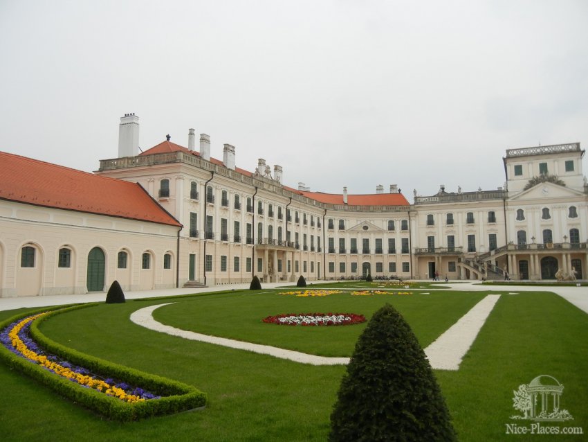Фото достопримечательностей Словакии: Дворец Фертёд, 30 км от Шопрона, Венгрия