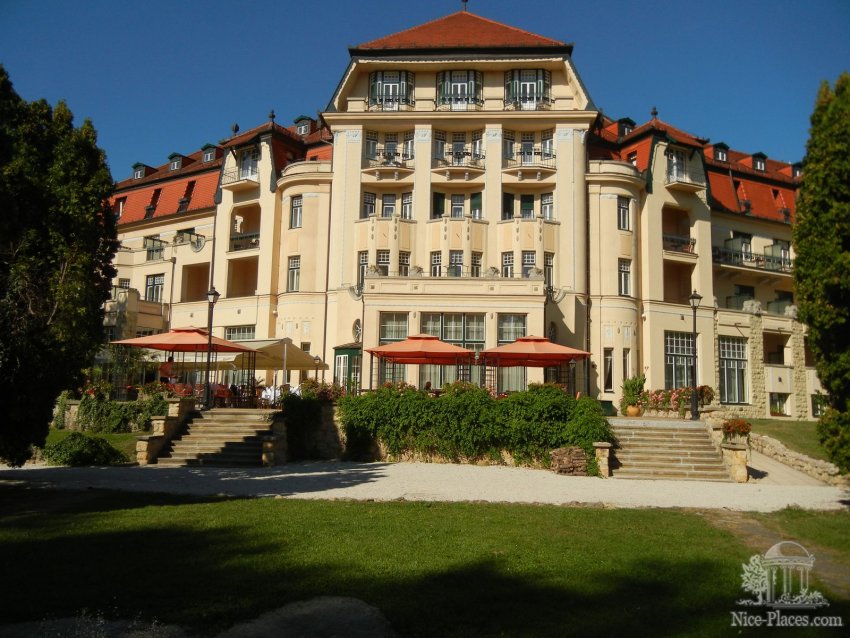 Фото достопримечательностей Словакии: Термальный дворец на курортном острове в Пиештянах