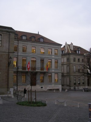 Строгие особняки на площади перед собором святого Петра (Швейцария)