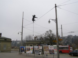 Мишка, балансирующий над проезжей частью (Швейцария)