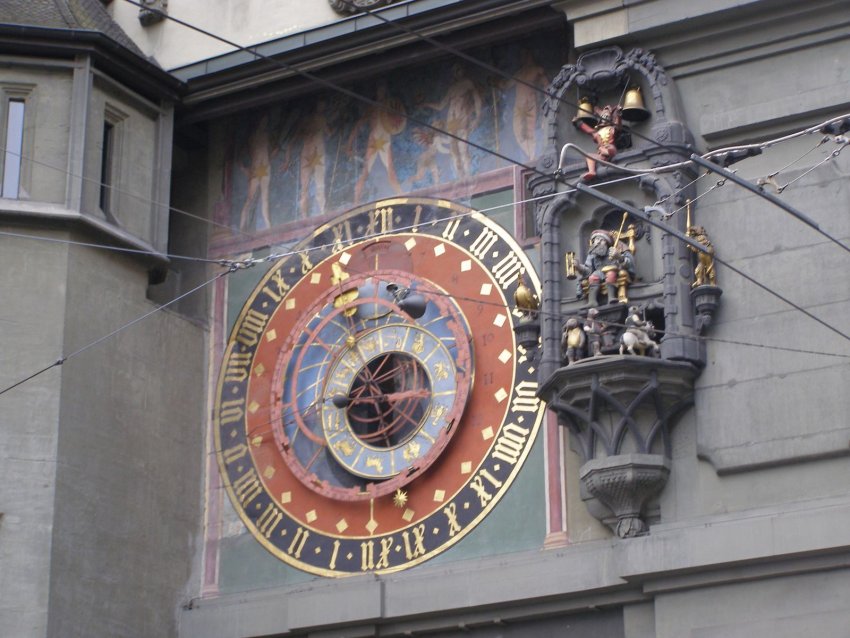 Фото достопримечательностей Швейцарии: Часы К. Брукнера на башне Цайтглокентурм