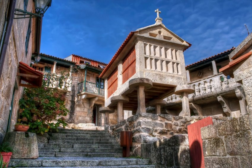 Фото достопримечательностей Испании: Комбарро — деревня, где сохранились примеры древней галисийской архитектуры