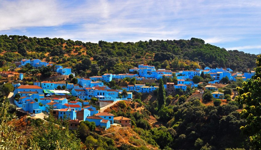 Фото достопримечательностей Испании: Зелень холмов, рыжина гор, синева стен — это все деревня Хускар