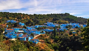 Зелень холмов, рыжина гор, синева стен - это все деревня Хускар (Испания)