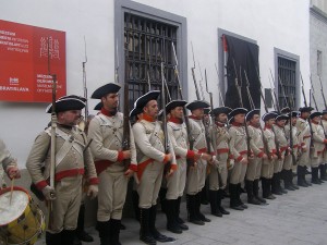 Военные, вышагивавшие перед процессией короля, а потом терпеливо его дожидавшиеся (Словакия)