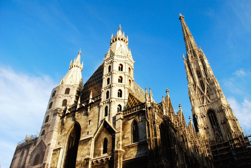 Фото достопримечательностей Вены: Собор Stephansdom, построенный в честь покровителя Вены — святого Стефана
