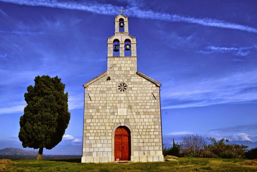 Фото достопримечательностей Черногории: Храм святого Николая на острове Вранина