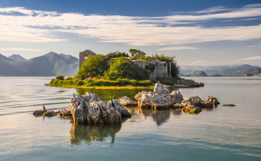 Фото достопримечательностей Черногории: Остров Грможур с крепостью, называемой "черногорским Алькатрасом"