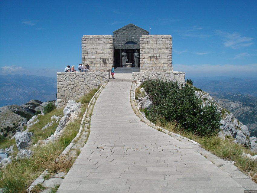 Фото достопримечательностей Черногории: Мавзолей Петра Негоша в национальном парке Ловчен