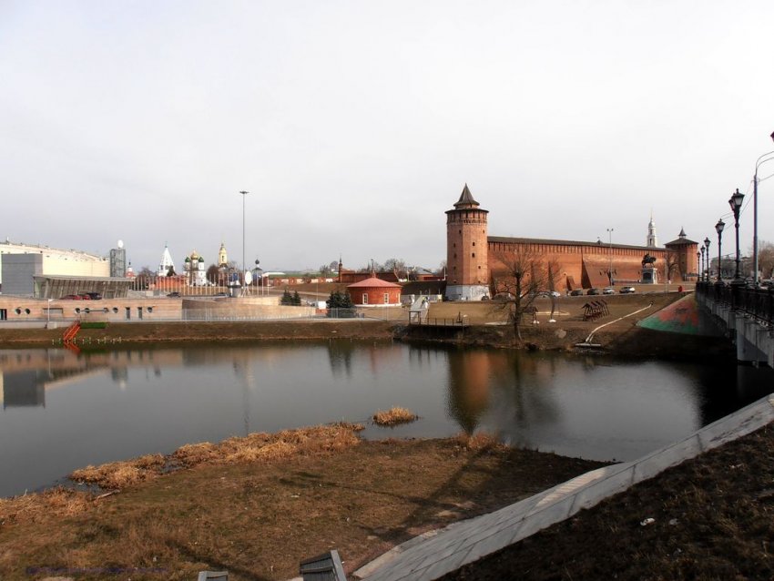 Фото достопримечательностей Москвы и Подмосковья: Вид на Кремлевскую горку с другой стороны речки Коломенка