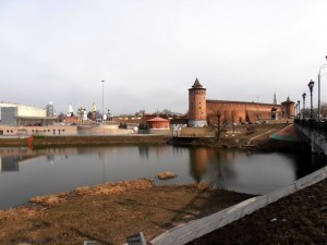 Вид на Кремлевскую горку с другой стороны речки Коломенка (Москва и Подмосковье)