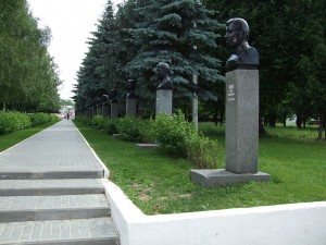 В мемориальном парке (Москва и Подмосковье)
