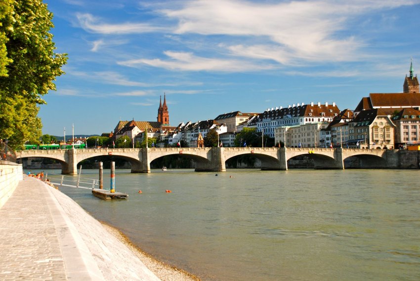Фото достопримечательностей Швейцарии: Базель, старейший мост Mittlere Br?cke «Средний мост»