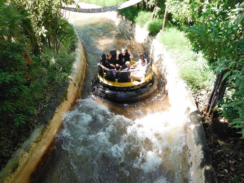 Фото достопримечательностей Италии: Водная река в парке "Gardaland" — аттракцион "Jungle Rapids"