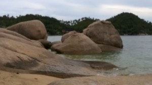 Валуны у берега на острове Ко Тао (Тайланд)