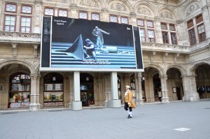 На этом экране, размещенном на здании Оперы, транслируются в прямом эфире все спектакли (Вена)